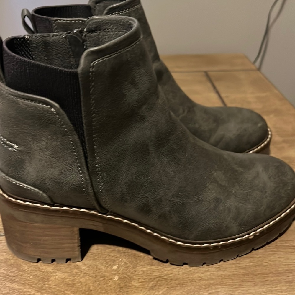 Steve Madden short boots 8